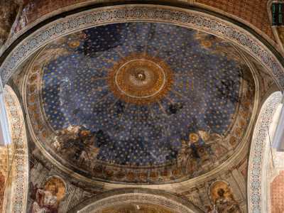 Il soffitto � affrescato e colpisce in particolare la splendida cupola con cielo stellato sorretta da quattro pennacchi con gli evangelisti